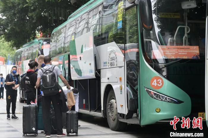 仁慈的道长林正英（林正英 饰）开设祭坛，供奉那些被母亲堕胎乃至肉体扑灭没法投胎的灵婴。祭坛中的灵婴年夜多无邪可爱，但有三个因接二连三被堕胎，戾气实足，险恶非常。道长寿徒儿秋生（钱小豪 饰）和文才（许冠英 饰）将婴灵的偶人送至师妹蔗姑（吴君如 饰）处供养，却失慎将还没有修炼终了的险恶灵婴放走，附在正英旧恋人莲妹（关秀媚 饰）的身上。莲妹嫁给某军阀，军阀为怪病困扰，请来正英师徒。正英查抄军阀家泉台得知，军阀父亲已变幻成僵尸，尸毒为害子嗣。另外一方面，正英偶尔发现邪婴呈现于帅府，知此中有变，遂仓猝找来……